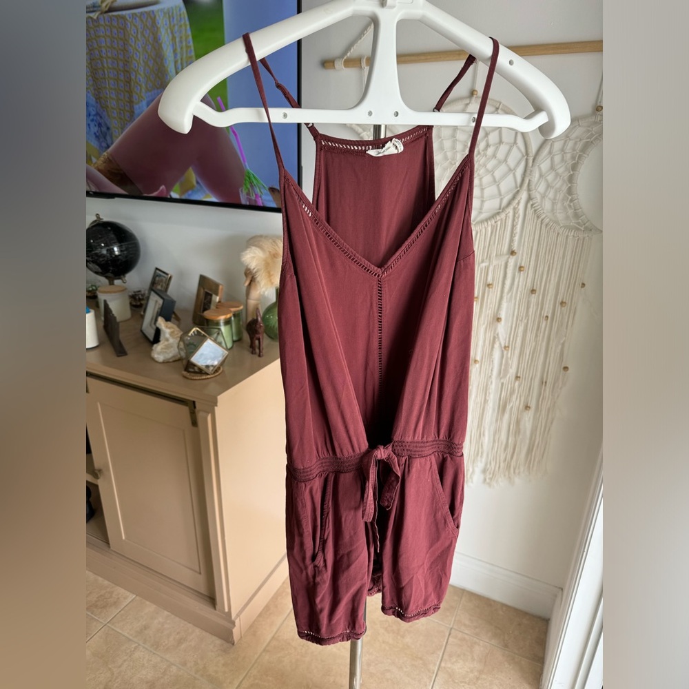 Beachy maroon romps with front and back pockets